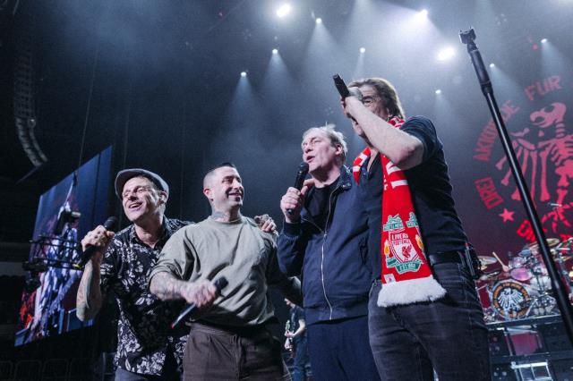 Alman rock grubunun konserinde depremzedeler için 1 milyon avrodan fazla para toplandı