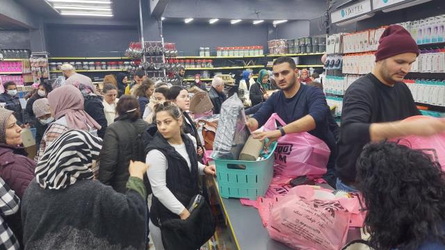 Tekirdağ'da indirim izdihamı, kapıları zor tuttular