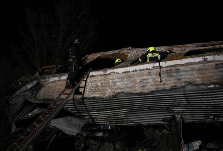 Yunanistanda iki tren çarpıştı 26 kişi hayatını kaybetti