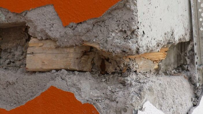 Depremin vurduğu kentte ihmalkarlıklar ortaya çıktı: Malatya'daki binanın kolonlarında tahta bulundu