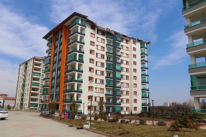 Depremin vurduğu kentte ihmalkarlıklar ortaya çıktı: Malatya'daki binanın kolonlarında tahta bulundu