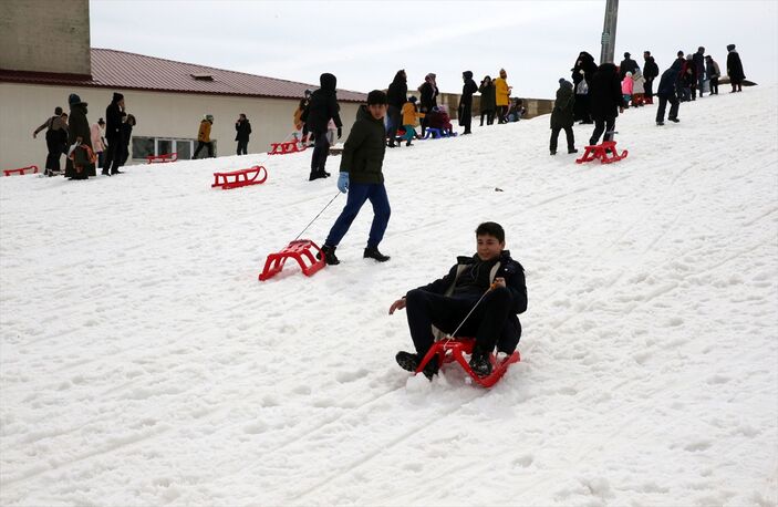 Bitlis'te depremzedeler kayak yaparak eğlendi