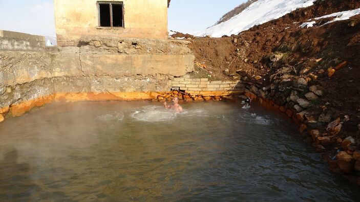 Bitlis'te depremden sonra kaplıcanın su seviyesi yükseldi