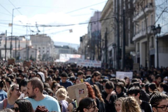 Atina'da 50 bin kişi tren kazasını protesto etti