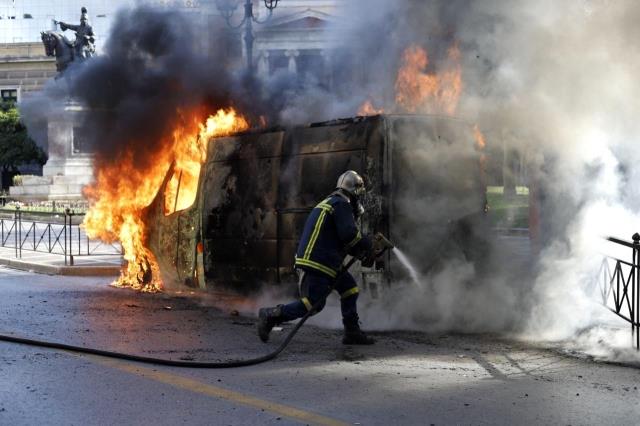 Atina'da 50 bin kişi tren kazasını protesto etti