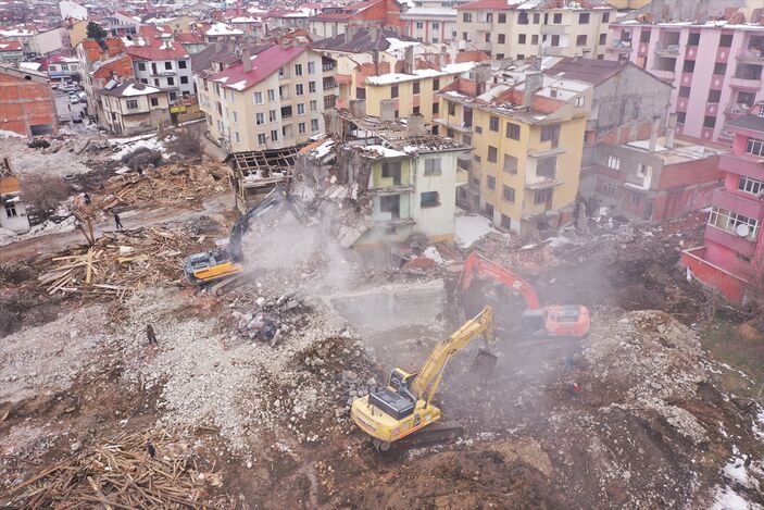 Bolu'da fay hattı üzerindeki binalar yıkılıyor