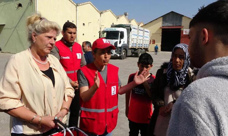 Depremzedelere yardım getiren Alman oyuncu Silvia Wollny gözyaşlarına hâkim olamadı