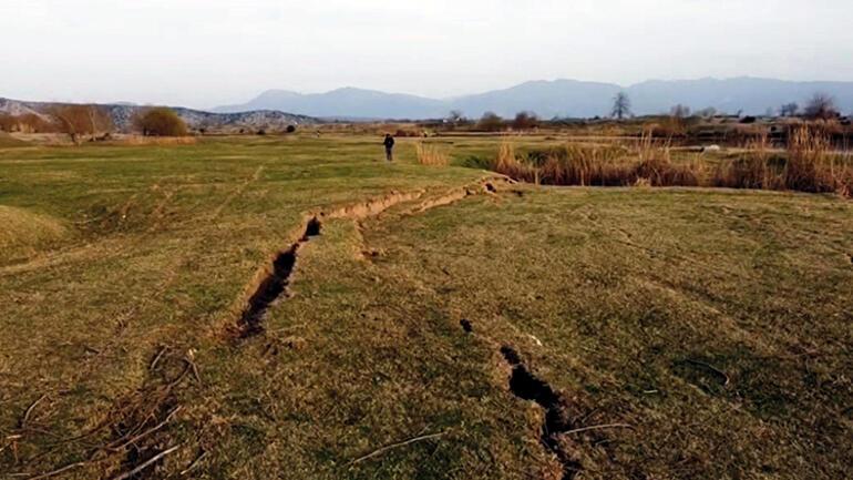 Ceyhan Nehri kıyısında deprem sonrası tedirgin eden görüntü