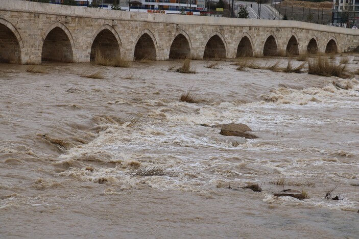 Kızılırmak çamura bulandı