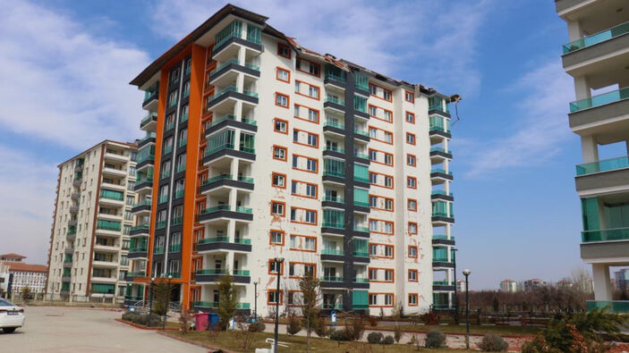 Depremin vurduğu kentte ihmalkarlıklar ortaya çıktı: Malatya'daki binanın kolonlarında tahta bulundu