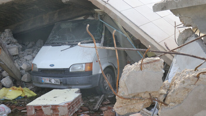 Hatay'da 4 kişi, araçları sayesinde enkazdan sağ çıktı