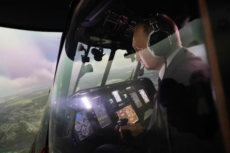 Rusya Devlet Başkanı Putin uçuş simülatörü kullandı