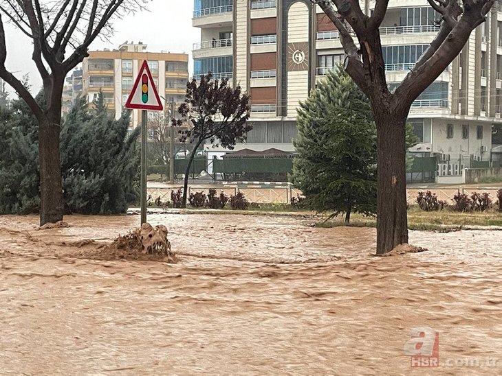 Şanlıurfa’da sel felaketi! Balıklıgöl taştı sokaklar sular altında kaldı! Kayıp ihbarları var...