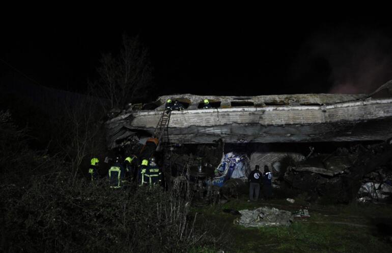 Yunanistanda iki tren çarpıştı 26 kişi hayatını kaybetti