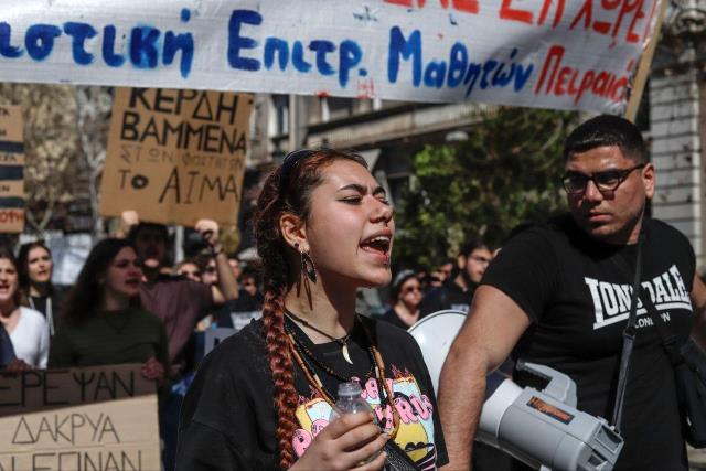 Atina'da 50 bin kişi tren kazasını protesto etti